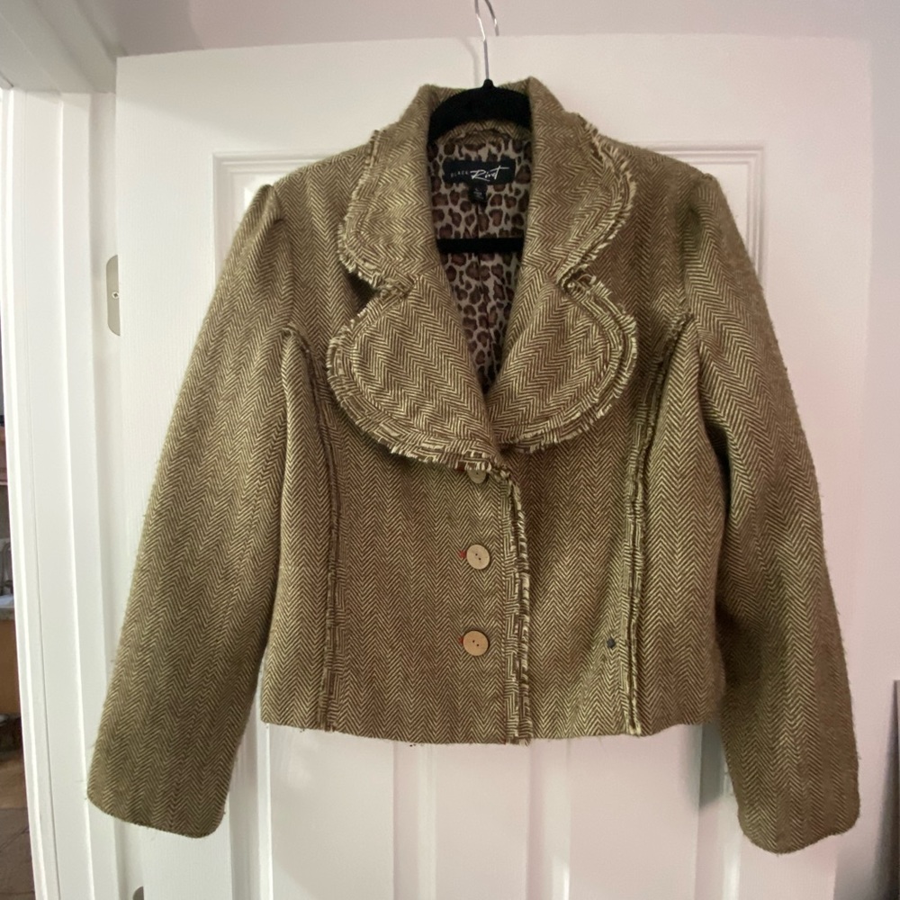 Short flannel jacket with animal-print lining